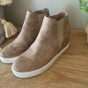 Like new brown booties!